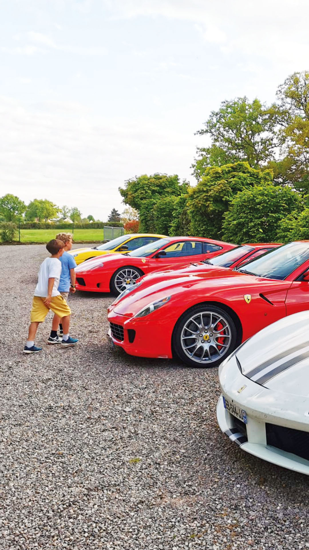 Enfants devant voitures de luxe - Circuit de Mornay – Domaine des Dryades