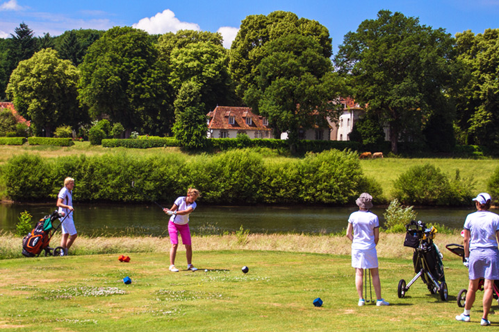 Personnes jouant au golf - Weekend Val de Loire – Domaine des Dryades