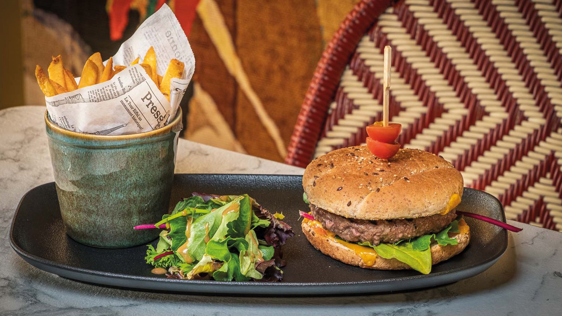 Hamburger avec frites maison - Restaurant Pouligny-Notre-Dame – Domaine des Dryades