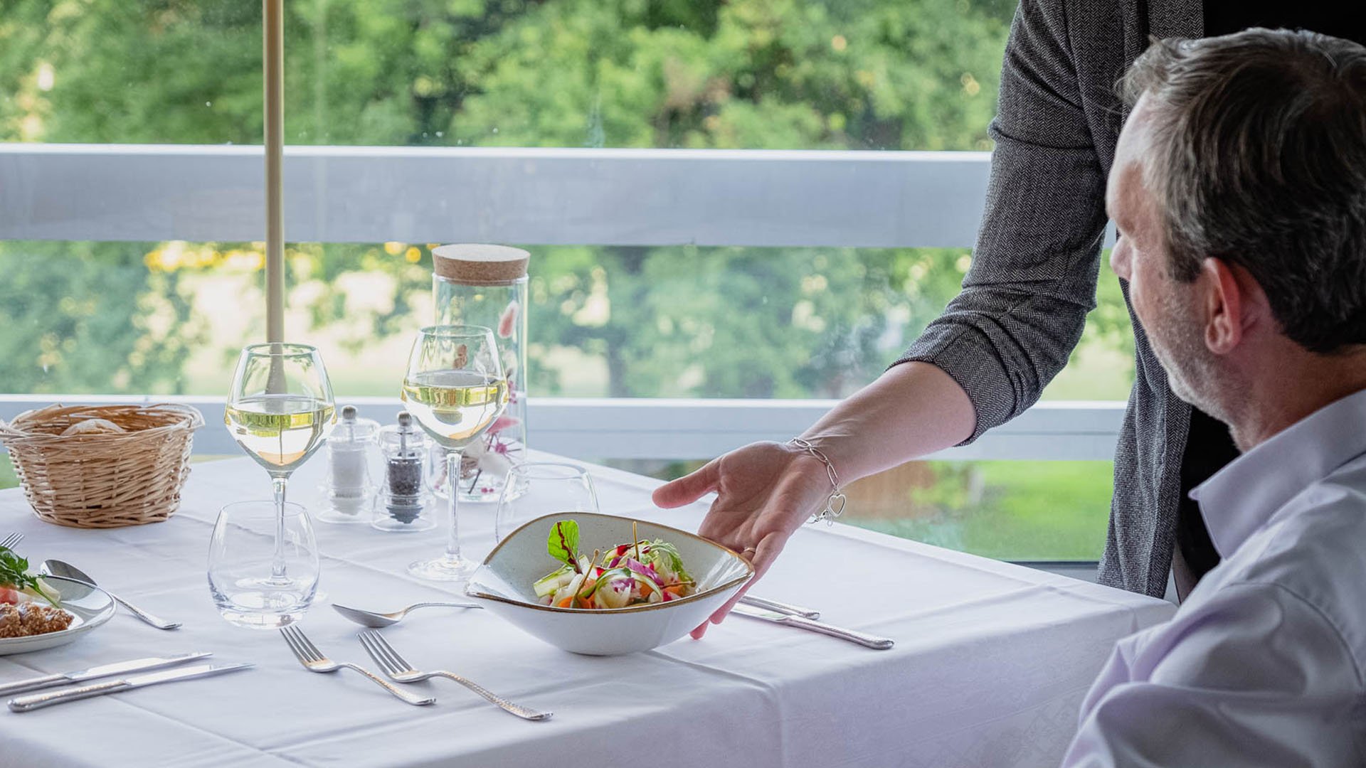 Vue sur une jolie table et un plat en couleur dans Restaurant Pouligny-Notre-Dame – Domaine des Dryades