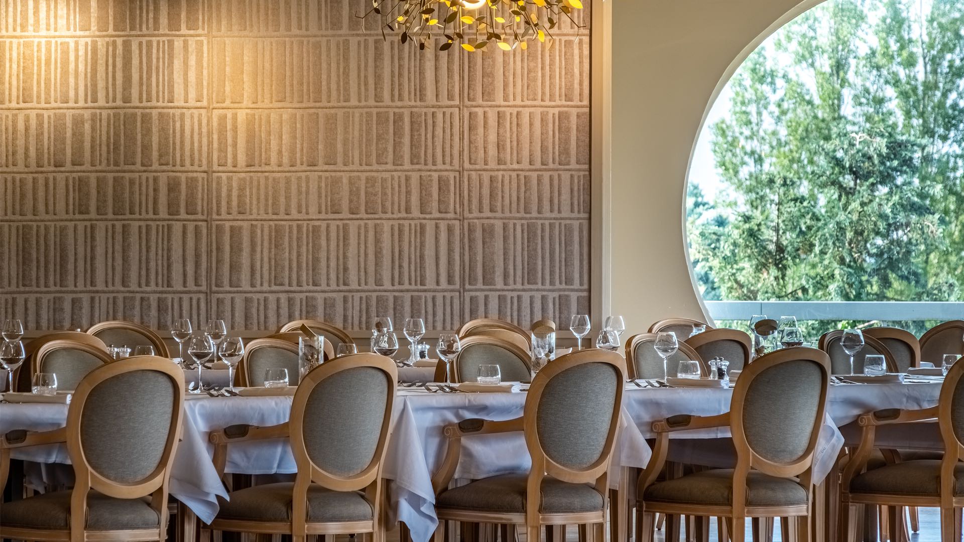 Vue sur la grande salle avec des tables dressées - Restaurant Pouligny-Notre-Dame – Domaine des Dryades